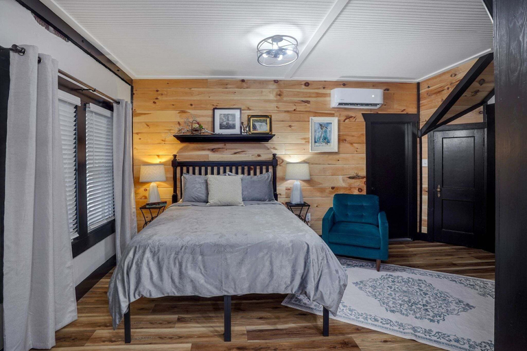 Room 3, Rustic Ky Retreat, Columbia House Unit B Apts, Pulaski