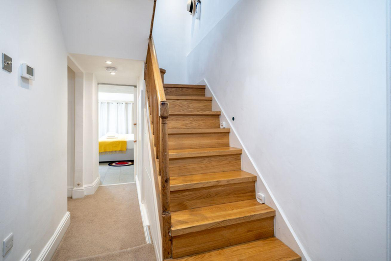 Others 4, Sleek flat with communal courtyard, London