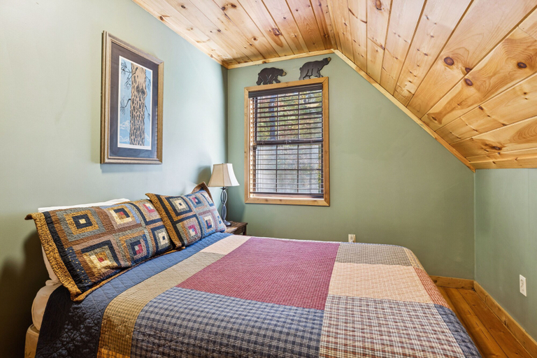 Room 4, The Wild Life 2 Bedroom Cabin, Sevier