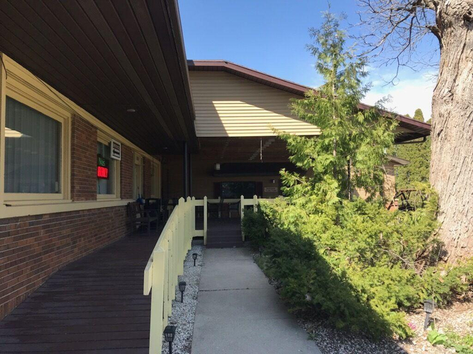 Exterior & Views 1, Country Lodge inn, Fillmore