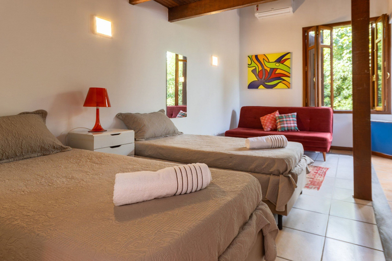 Room 5, Casa ampla com piscina e churrasqueira, Carapicuíba