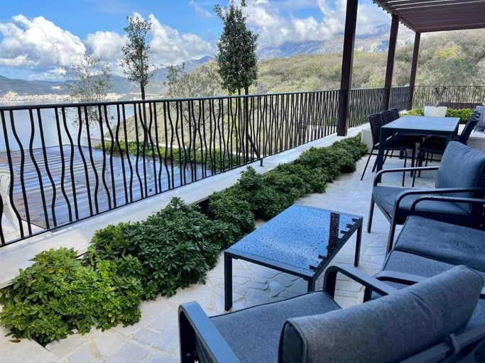 Terrace/patio 5, Seaview Hideaway- Premium Apartment