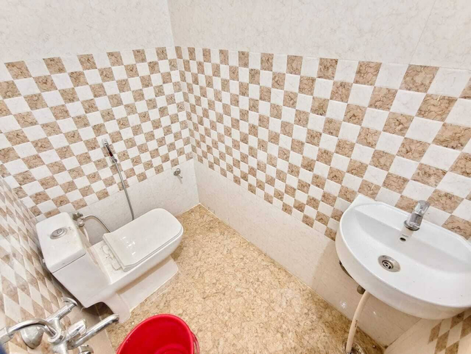 Bathroom 4, Hotel Shree, Varanasi
