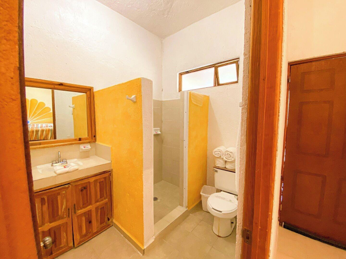 Bathroom, Hotel Rancho Las Margaritas, Donato Guerra