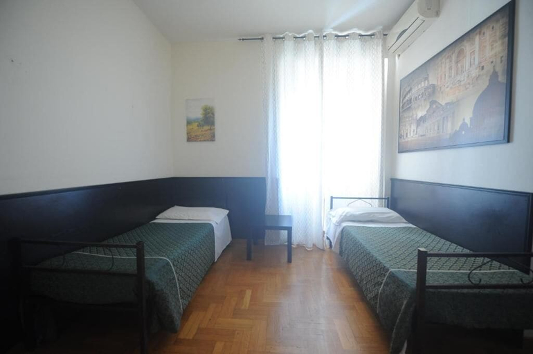 Room 5, Friends Holiday, Rome