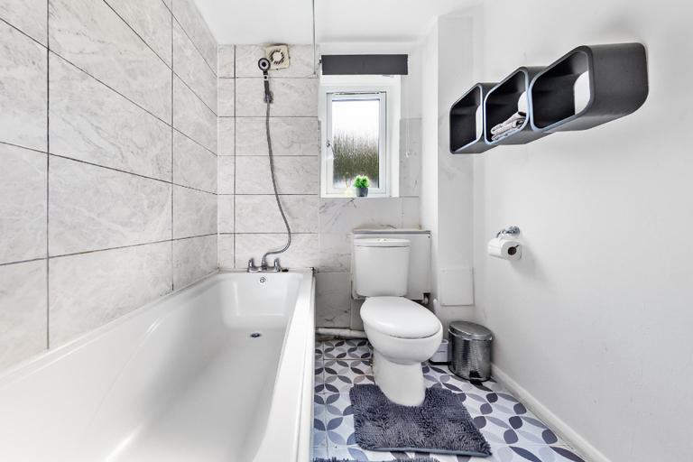Bathroom 2, Stunning 1 bedroom apartment in Dagenham, London