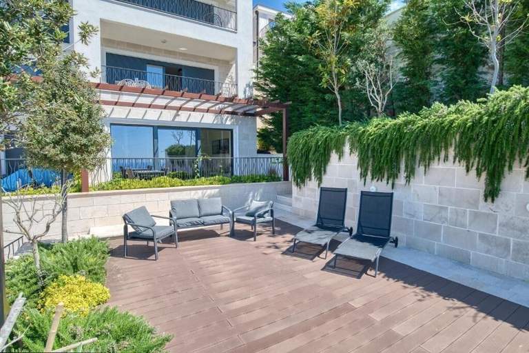 Terrace/patio 3, Seaview Hideaway- Premium Apartment