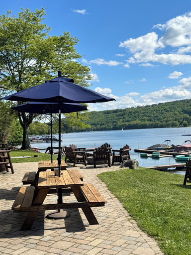 Outdoor dining, LakeFront Lodge, Garrett