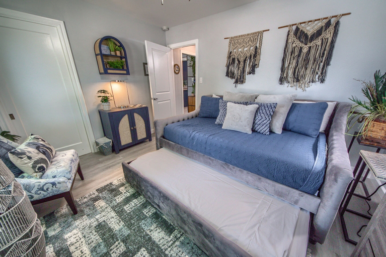 Room 2, Castle Shadow DT 534 3 Bedroom Home by RedAwning, Comal