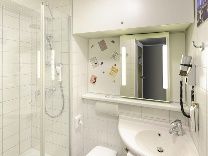 Bathroom 4, ibis Berlin Mitte, Berlin