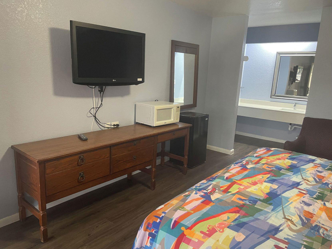 Bedroom 3, Brooks City Executive Inn, Bexar