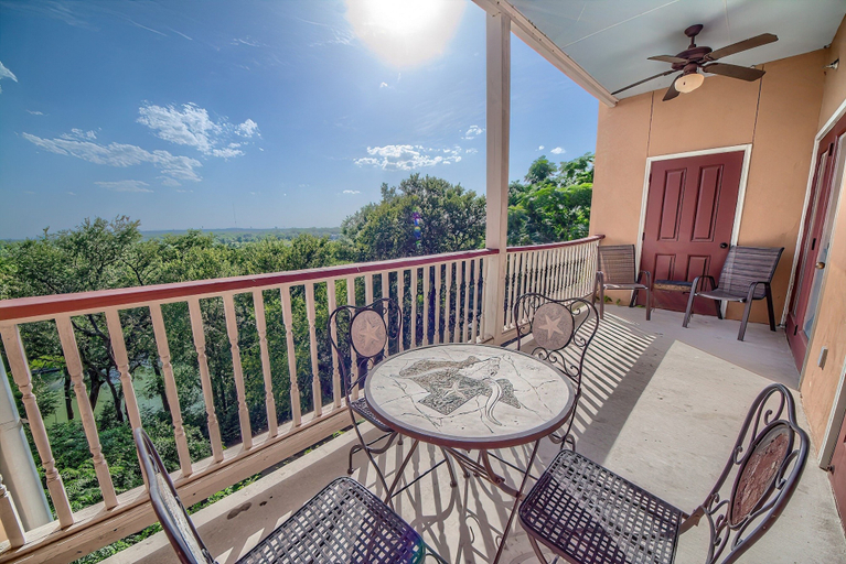 Outdoor dining 4, Vg 206 3 Bedroom Condo, Comal