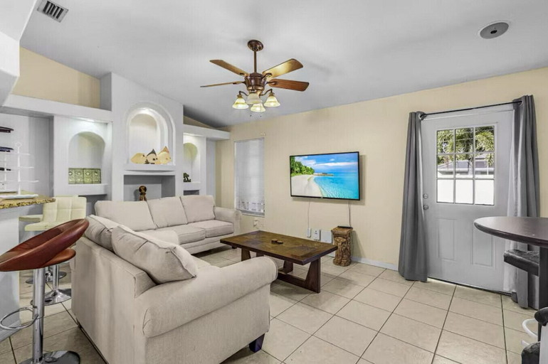 Living area 3, Al Capone - Paradise Home & Apartmen, Lee