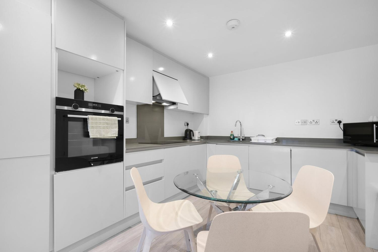 Others 4, St Martins 2 Bedroom Apartments in Ruislip By 360 Stays, London