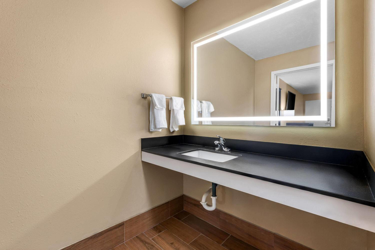Bathroom 4, Super 8 By Wyndham Gadsden Al, Etowah