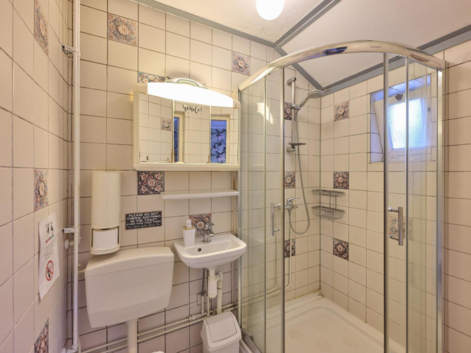 Bathroom 3, Group Home in Giethoorn with Waterside Terrace, Steenwijkerland