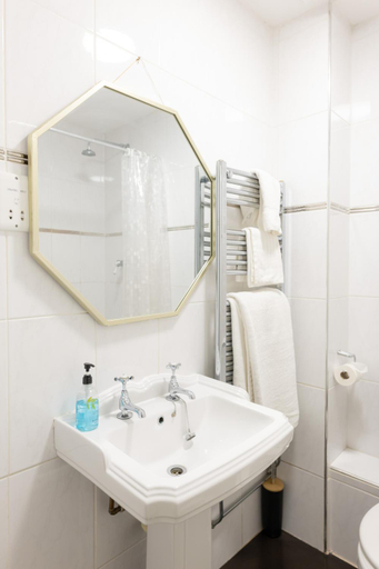 Bathroom 3, The Hawk & Buckle Inn, Conwy