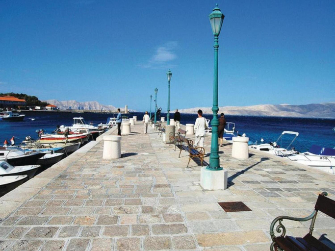 Others 5, Apartment with shared swimming pool, Senj