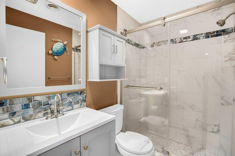 Bathroom 5, Harbour Island 402m 2 Bedroom Condo, Worcester