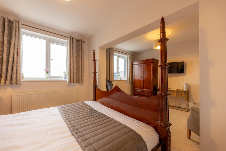 Bedroom 2, The Hawk & Buckle Inn, Conwy