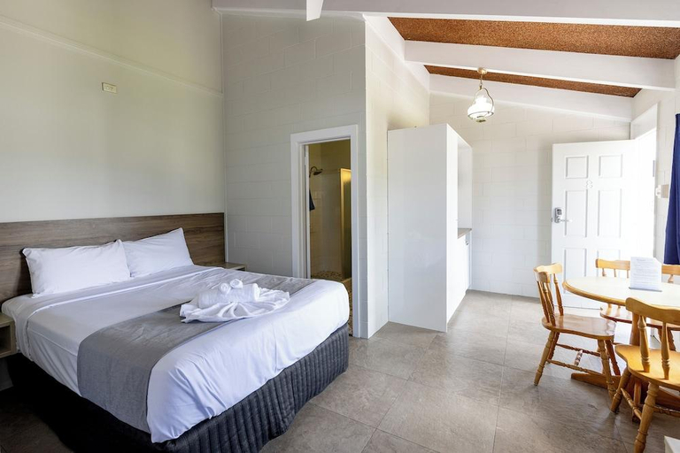 Bedroom, Breeze Inn 13 Princes Highway, Ulladulla, Shoalhaven - Pt B