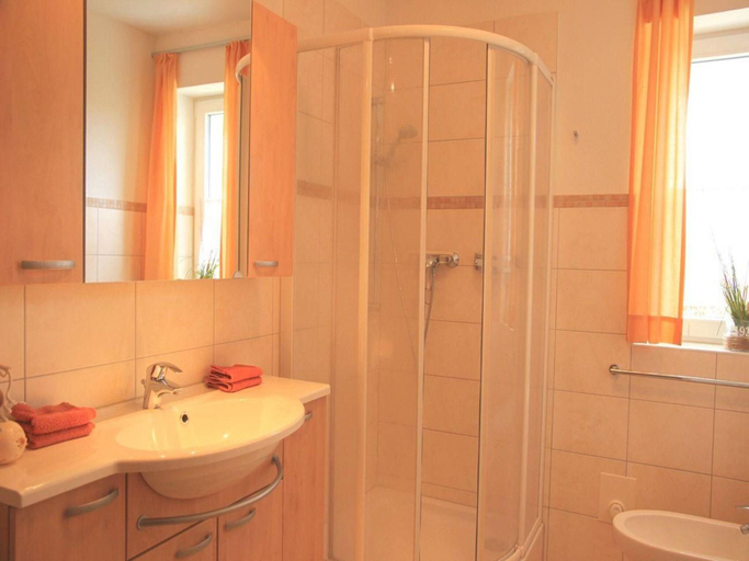 Bathroom 3, Ferienwohnung im Ferienpark Mueritz, Mecklenburgische Seenplatte