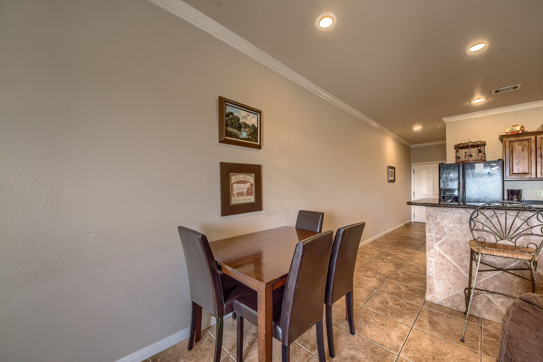 Dining, Vg 206 3 Bedroom Condo, Comal