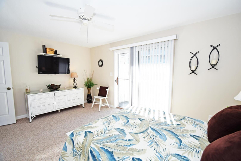 Room 4, Coral Ridge 1 2 Bedroom Condo, Worcester