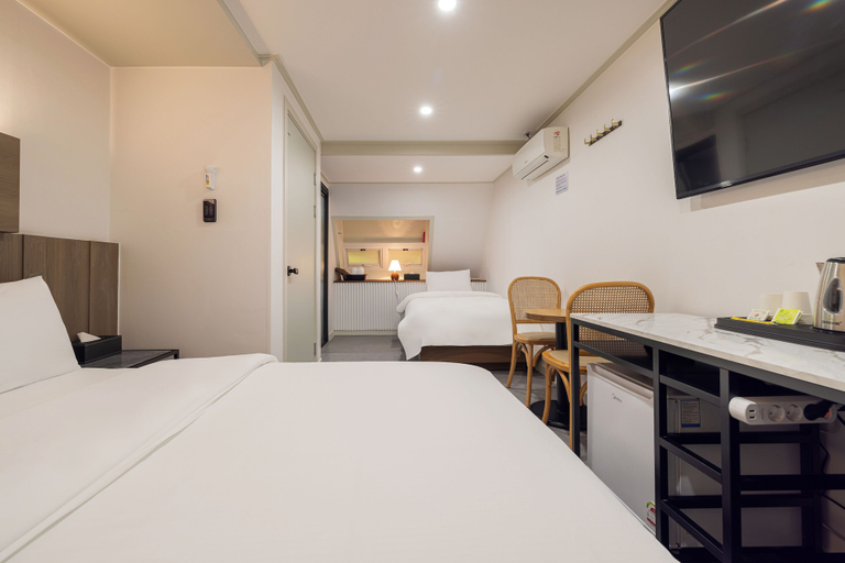 Room 4, Hotel Stay In, Jung