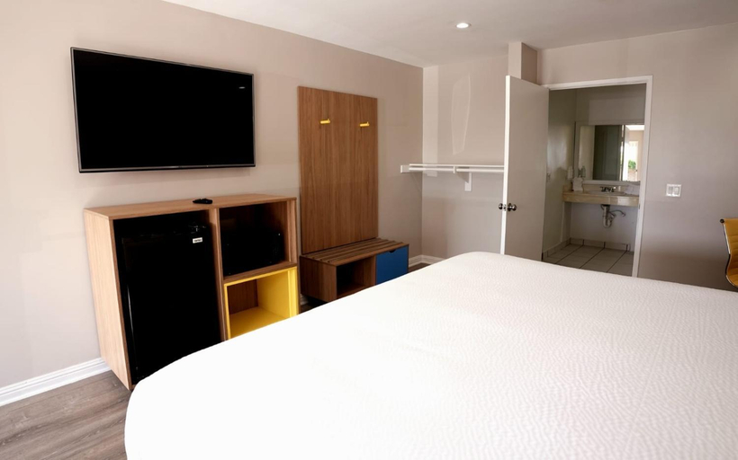 Bedroom 5, Days Inn by Wyndham Hemet, Riverside