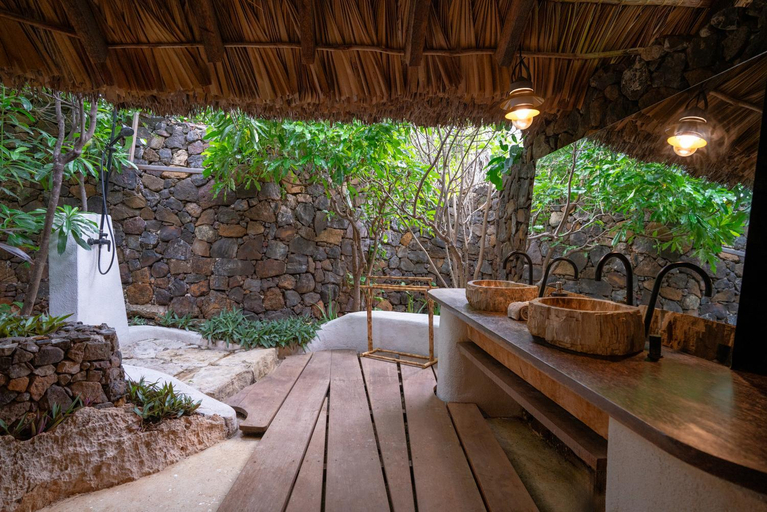 Bathroom 2, Bo'a Vida Rote, Rote Ndao