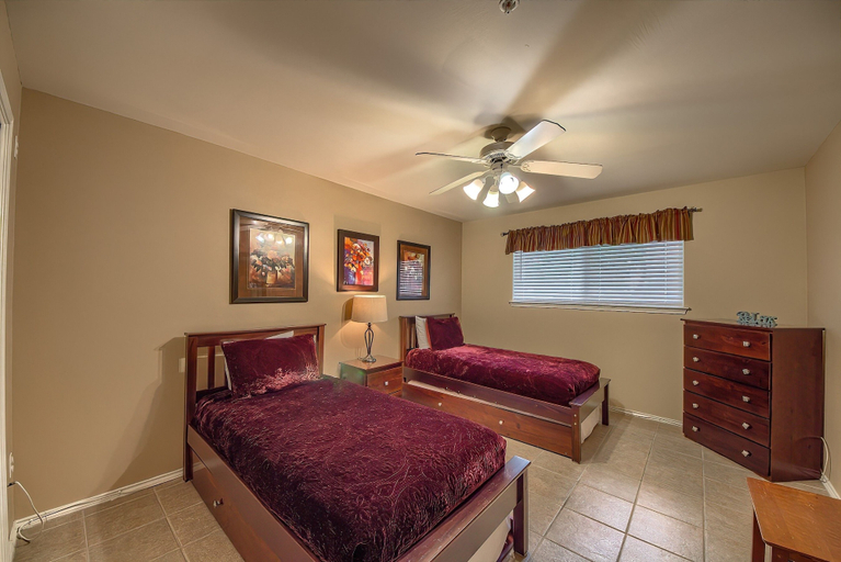Room 2, Ww E202 Schlitterbob Hideaway 3 Bedroom Condo by RedAwning, Comal