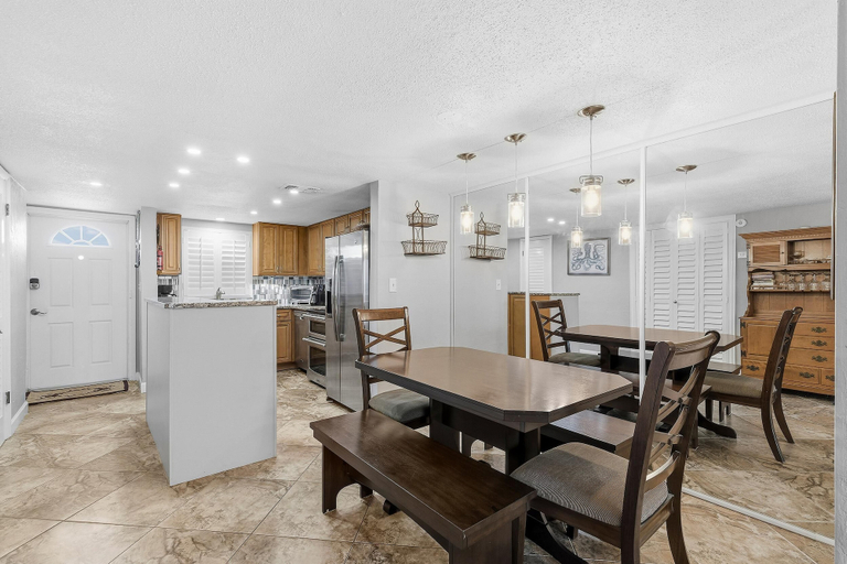 Dining 5, Zodiac 4, Volusia