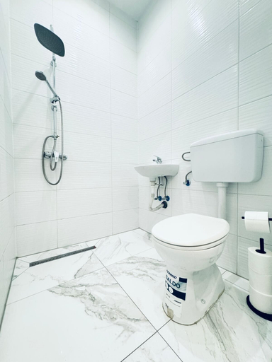 Bathroom 2, Elegant Five Bedroom Residence Alterlaa, Wien