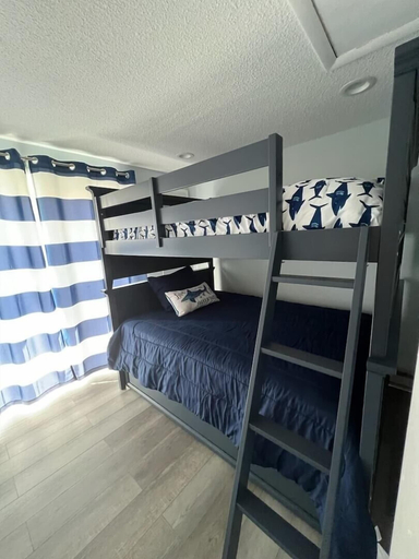 Room 2, Harbour Bay 34 2 Bedroom Townhouse by RedAwning, Worcester