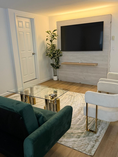 Living area 2, Elegant Hideaway with Free Parking, Westchester