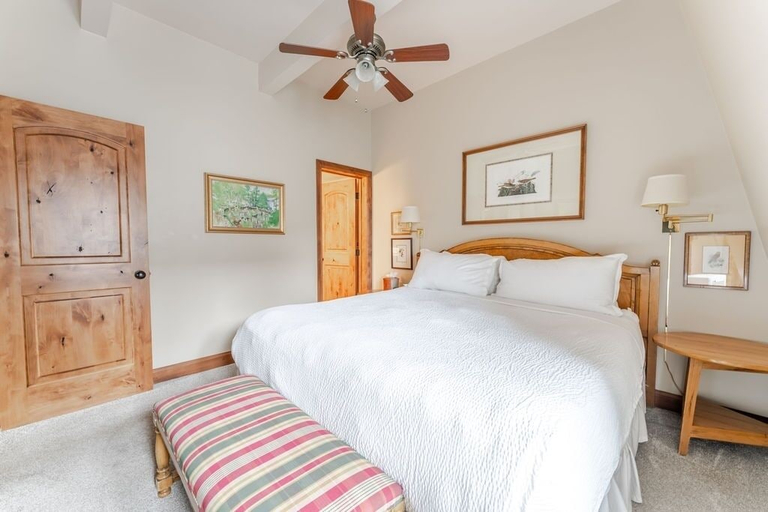 Room 2, Aspen Downtown 2BR Ski Condo w/ Fireplace - CD 17, Pitkin