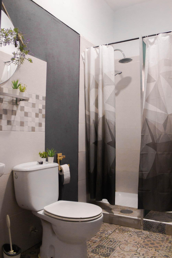 Bathroom, Single Fin Surf Hostel, Santa Cruz de Tenerife