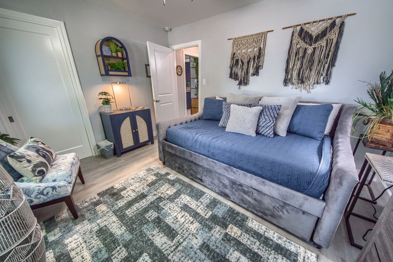 Living area 3, Castle Shadow DT 534 3 Bedroom Home by RedAwning, Comal