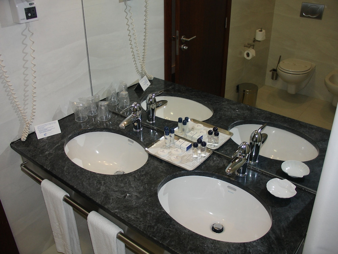 Bathroom 4, Vip Executive Azores Hotel, Ponta Delgada