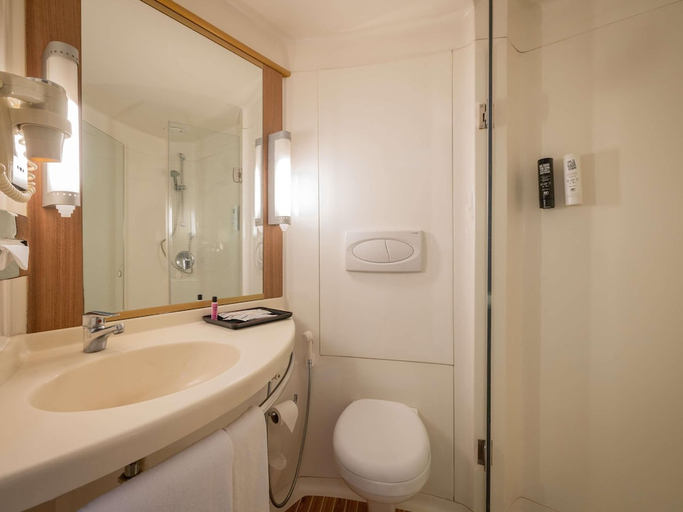 Bathroom 3, Ibis Delhi Airport, Delhi