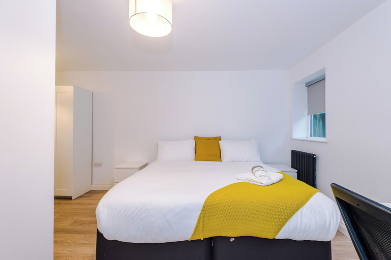 Room amenity 2, Large Modern 5-Bed House, Bolton