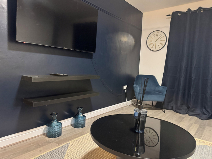 Living area 2, Corporate 3bedroom home with parking, London