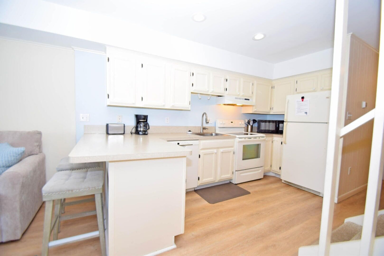 Private kitchen, Vantage Point 5 2 Bedroom Townhouse by RedAwning, Worcester
