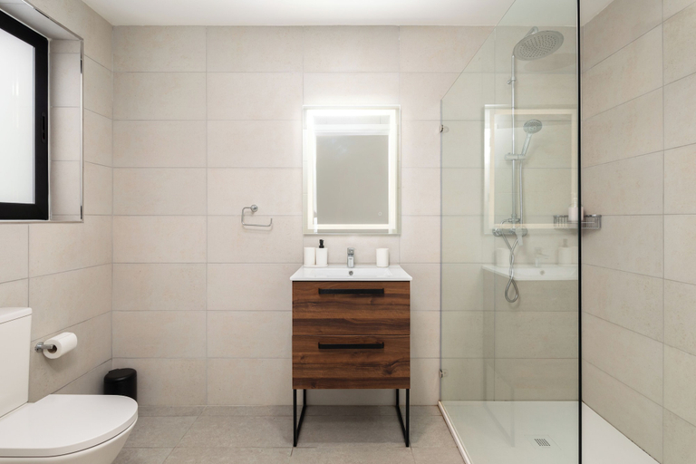Bathroom 3, Large Home with Private Garden