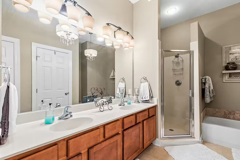Bathroom 2, Paradise 2205, Walton