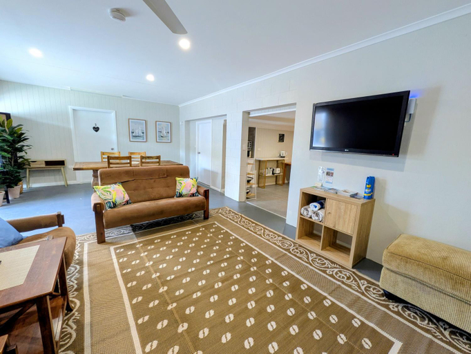 Others 4, Superior Private Bedroom & Ensuite - City & Strand Beach Location, North Ward-Castle Hill