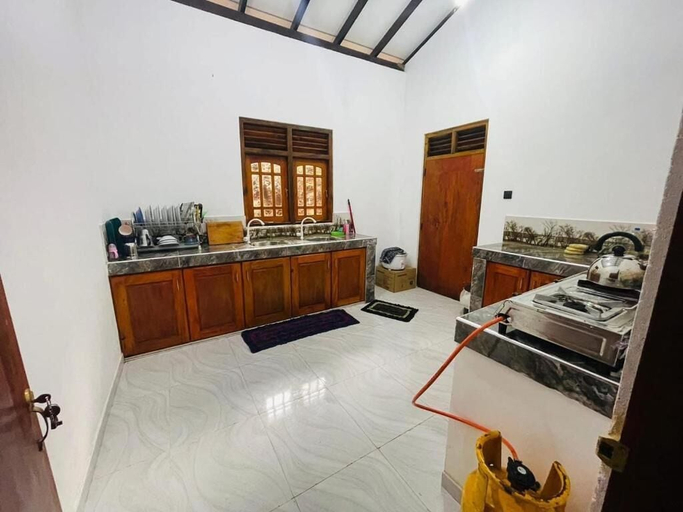 Private kitchen, Rivers Edge Resort Sinharaja, Kalawana