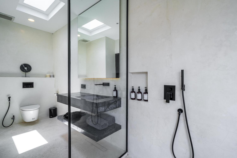 Shower 4, The R Villa Luwa, Badung