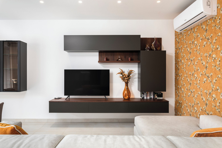 Television, Modern Stylish 3 BR APT with Balcony